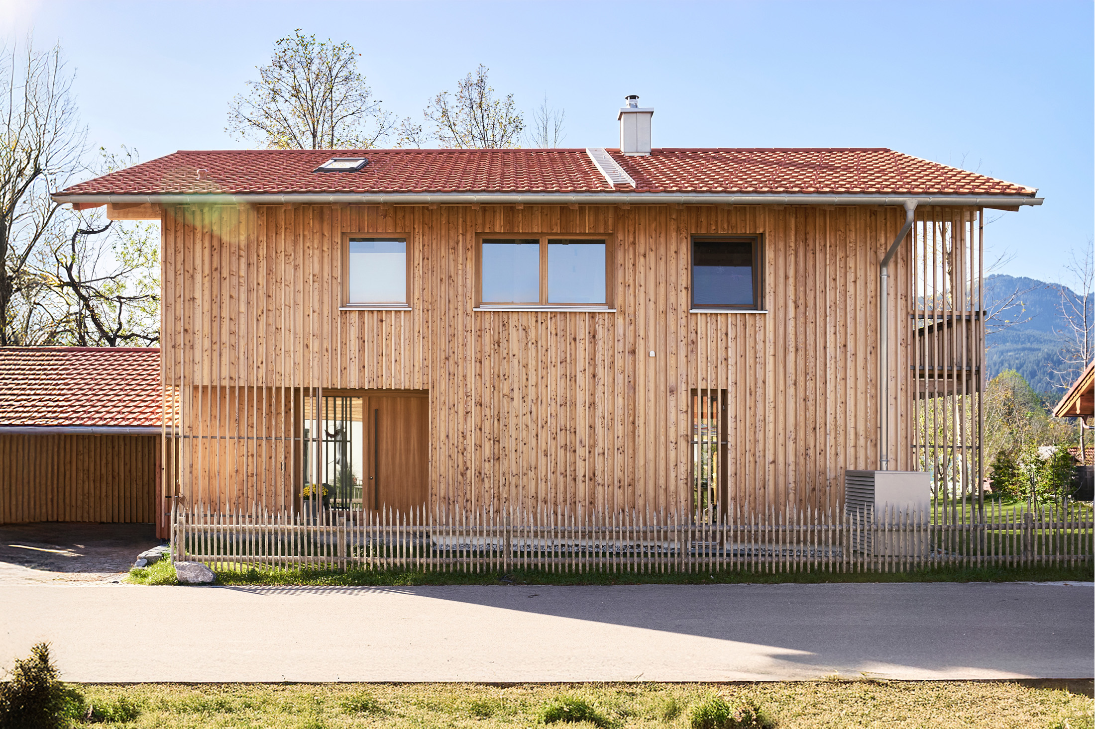 Kategorie Wohnbau: ein Einfamilienhaus mit naturbelassener Holzfassade